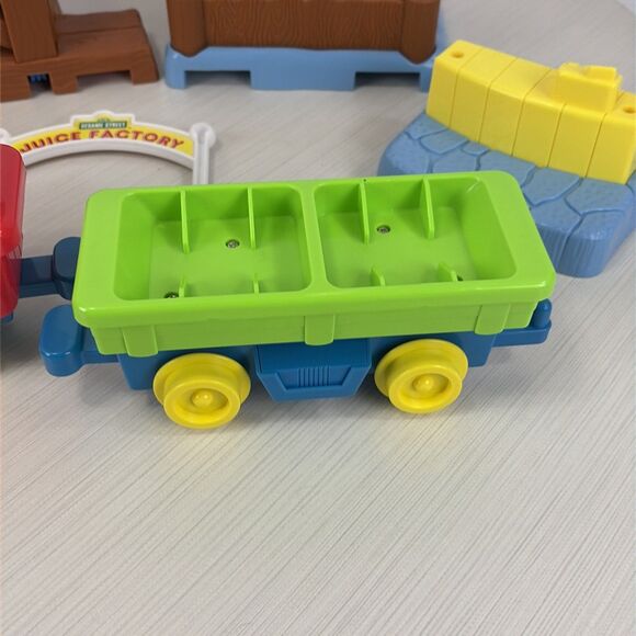 1996 Tyco Sesame Street Snack Stand Juice Factory + 2 Cars Elmos RC Railroad - Picture 8 of 8